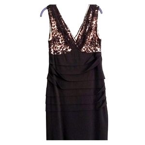 Sleeveless lace top vneck dress